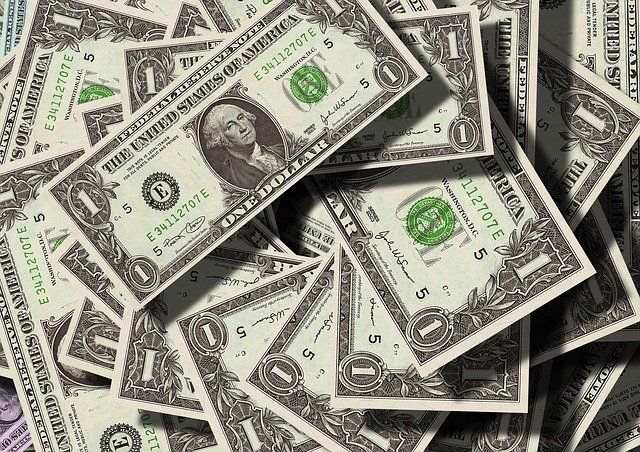 В российских банках размещают средства около 41 тыс. человек, чьи финансовые активы составляют свыше 1 млн долларов, передает РБК со ссылкой на исследование Frank RG. Согласно данным мониторинга, еще больше в стране людей, которых можно назвать долларовыми миллионерами с учетом их нефинансовых активов. Таких банковских клиентов почти 300 тыс.